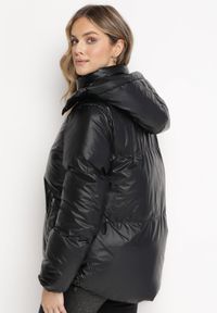 Born2be - Czarna Kurtka Pikowana z Kapturem i Ściągaczem Harco. Typ kołnierza: kaptur. Kolor: czarny. Wzór: aplikacja. Styl: elegancki #5