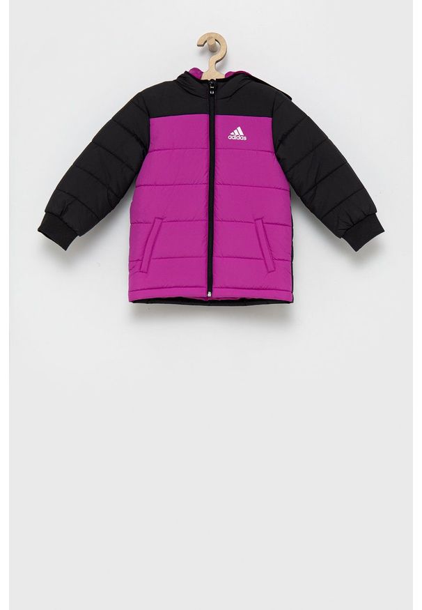 adidas Performance Kurtka dziecięca kolor fioletowy. Okazja: na co dzień. Typ kołnierza: kaptur. Kolor: fioletowy. Materiał: materiał. Styl: casual