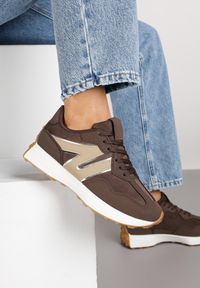 Renee - Brązowe Sneakersy Ozdobione Geometrycznym Motywem Rilameia. Okazja: na co dzień. Kolor: brązowy. Materiał: jeans. Wzór: aplikacja, geometria. Sezon: wiosna, lato