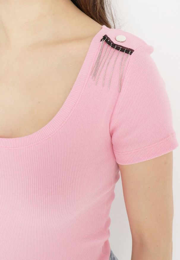 Born2be - Różowa Bawełniana Bluzka z Ozdobnymi Pagonami i Krótkim Rękawem Maelwina. Okazja: na co dzień. Kolor: różowy. Materiał: bawełna. Długość rękawa: krótki rękaw. Długość: krótkie. Styl: elegancki, casual