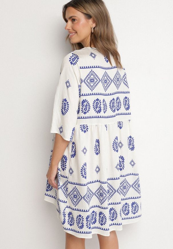 Born2be - Niebiesko-Biała Wiskozowa Sukienka ze Wzorem Boho Frisana. Okazja: na co dzień. Typ kołnierza: dekolt w kształcie V. Kolor: niebieski. Materiał: wiskoza. Styl: boho