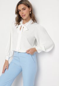 Born2be - Biała Bluzka z Bufiastymi Rękawami i Wiązaniem przy Szyi Gonithra. Okazja: na co dzień. Kolor: biały. Materiał: jeans. Styl: klasyczny, casual #1