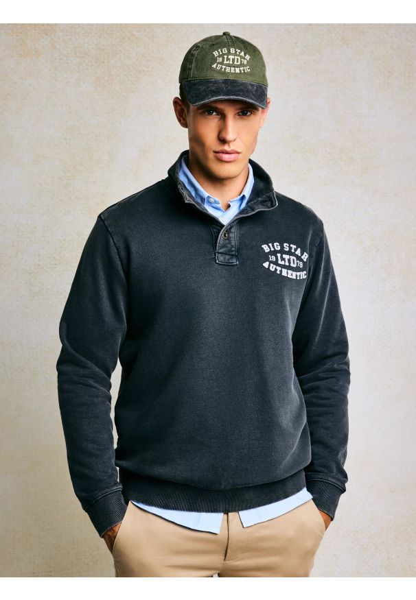Big-Star - Bluza męska ze stójką czarna Julian 906. Typ kołnierza: kołnierzyk stójkowy. Kolor: czarny. Materiał: jeans, dzianina. Wzór: aplikacja, ze splotem. Styl: sportowy, elegancki