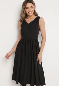 Born2be - Czarna Klasyczna Rozkloszowana Sukienka Vices Tolissela. Okazja: na co dzień. Kolor: czarny. Wzór: gładki, aplikacja. Styl: klasyczny #2