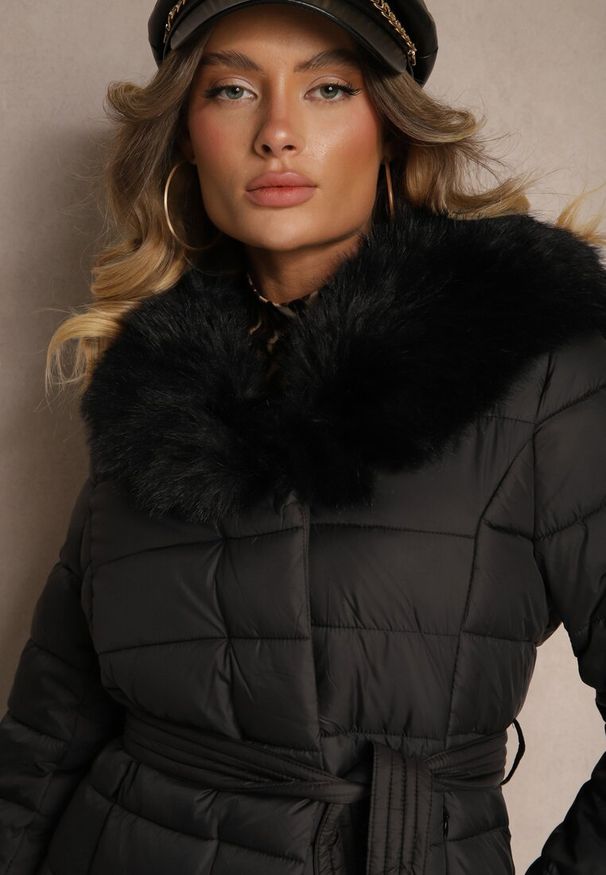 Renee - Czarna Kurtka Pikowana Wiązana w Talii z Futerkiem Odpinanym na Kapturze Firinka. Okazja: na spacer. Kolor: czarny. Materiał: futro. Styl: klasyczny, elegancki