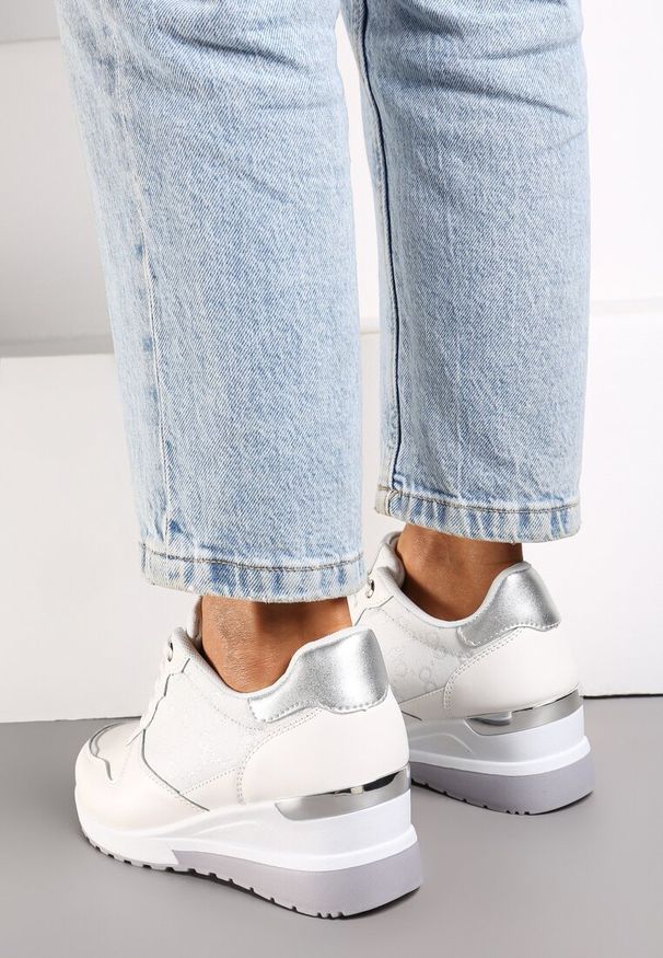 Renee - Białe Sneakersy na Koturnie z Metaliczną Wstawką Derine. Kolor: biały. Obcas: na koturnie