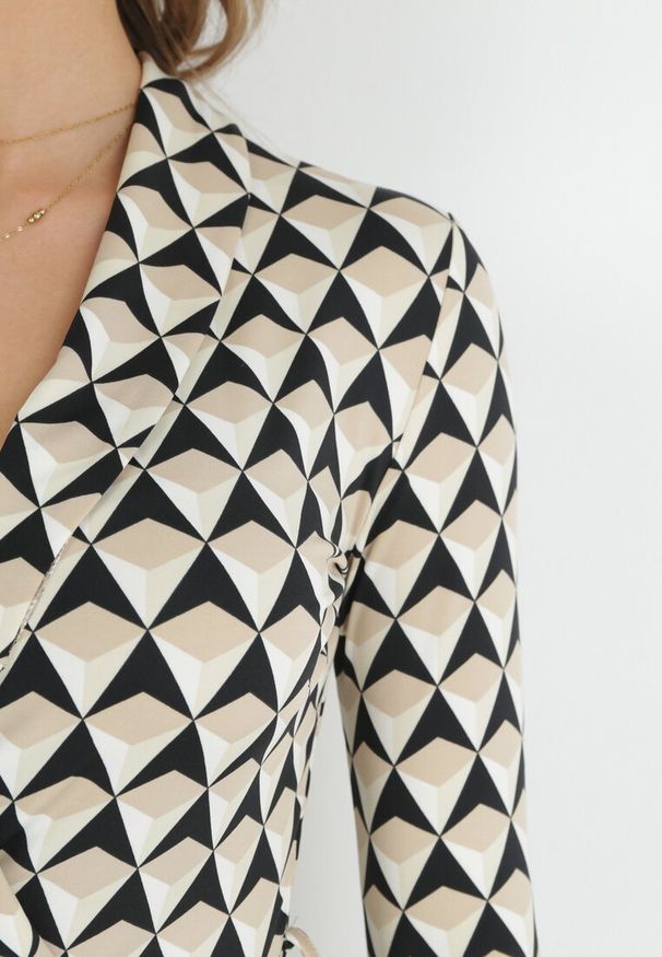 Born2be - Beżowy Kombinezon z Wiązanym Paskiem w Geometryczny Print Ninatti. Okazja: na imprezę, na randkę. Kolor: beżowy. Materiał: materiał. Wzór: geometria, nadruk