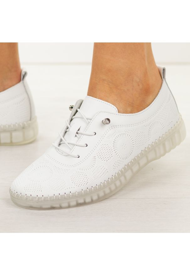 Białe skórzane półbuty damskie Filippo Dp7810/26. Okazja: na co dzień. Nosek buta: okrągły. Kolor: biały. Materiał: skóra. Szerokość cholewki: normalna. Sezon: wiosna, lato. Styl: casual, elegancki