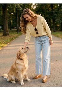 Sinsay - Wiskozowy sweter z dekoltem V - złoty. Kolor: złoty. Materiał: wiskoza #1
