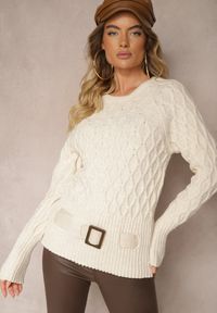 Renee - Beżowy Sweter w Delikatny Splot z Ozdobną Klamrą i Paskiem na Dole Rievea. Okazja: do pracy. Kolor: beżowy. Materiał: jeans. Długość rękawa: długi rękaw. Długość: długie. Wzór: ze splotem. Styl: elegancki #5