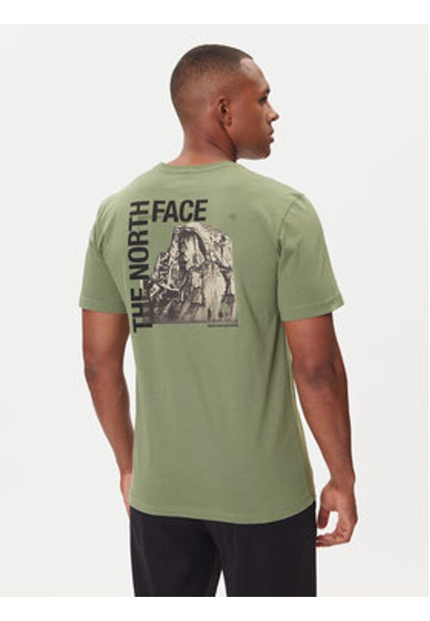 The North Face T-Shirt Half Dome Photo NF0A8EE9 Zielony Regular Fit. Kolor: zielony. Materiał: bawełna