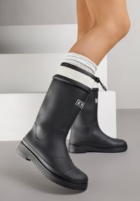 Born2be - Czarne Kalosze ze Ściąganą Cholewką i Napisem Oveslia. Okazja: na co dzień. Kolor: czarny. Materiał: jeans. Szerokość cholewki: normalna. Wzór: napisy. Sezon: wiosna. Styl: casual, klasyczny #7