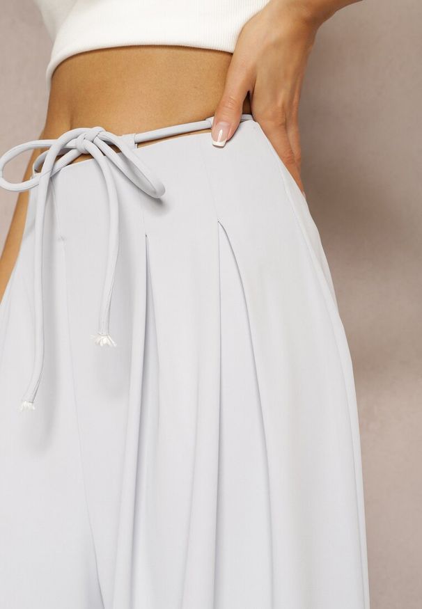 Renee - Jasnoniebieskie Szerokie Spodnie High Waist Zapinane na Suwak z Wiązaniem w Talii Vikonnia. Okazja: na co dzień. Stan: podwyższony. Kolor: niebieski. Styl: elegancki, casual, klasyczny