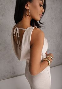Renee - Beżowa Sukienka Slip Dress z Dekoltem Woda i Wiązaniem z Tyłu Atintina. Typ kołnierza: dekolt woda. Kolor: beżowy. Długość rękawa: na ramiączkach. Styl: elegancki #2