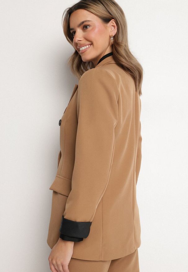 Born2be - Brązowa Marynarka Dwurzędowa z Ozdobnym Klapami Lorhiris. Okazja: na co dzień. Kolor: brązowy. Materiał: jeans. Styl: casual, klasyczny