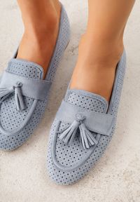 Renee - Niebieskie Perforowane Mokasyny z Imitacji Zamszu Zdobione Frędzlami Vaeliane. Okazja: na co dzień. Kolor: niebieski. Materiał: zamsz. Wzór: aplikacja. Styl: casual, elegancki #2