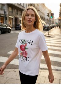 Sinsay - Bawełniana koszulka z nadrukiem - biały. Kolor: biały. Materiał: bawełna. Wzór: nadruk #1