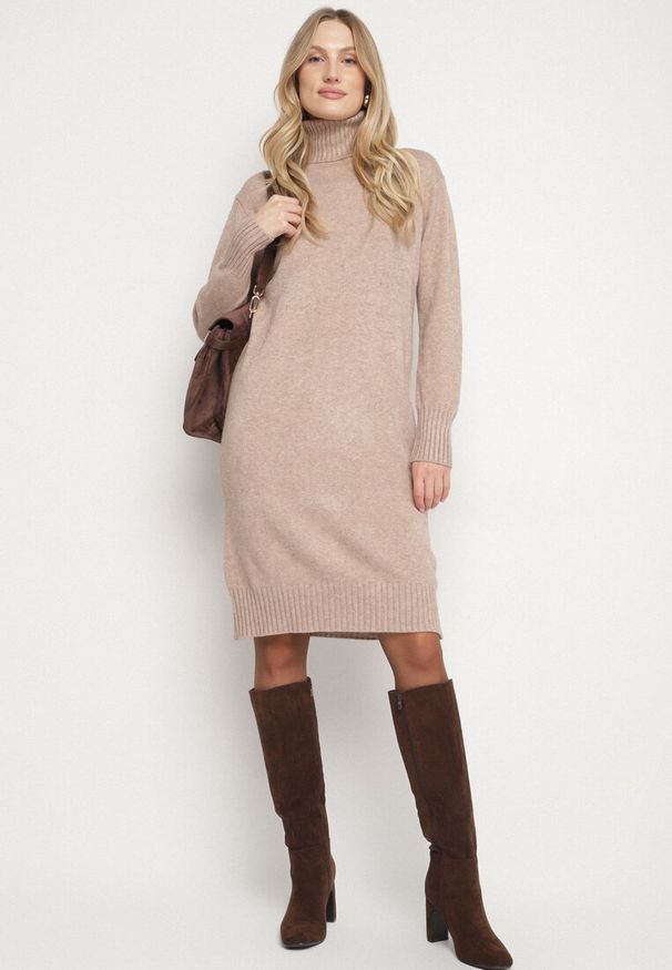 Born2be - Beżowa Dzianinowa Sukienka z Bawełną o Prostym Kroju z Golfem Tesala. Okazja: na spotkanie biznesowe, do pracy. Typ kołnierza: golf. Kolor: beżowy. Materiał: dzianina, bawełna. Wzór: jednolity. Typ sukienki: proste. Styl: biznesowy, klasyczny
