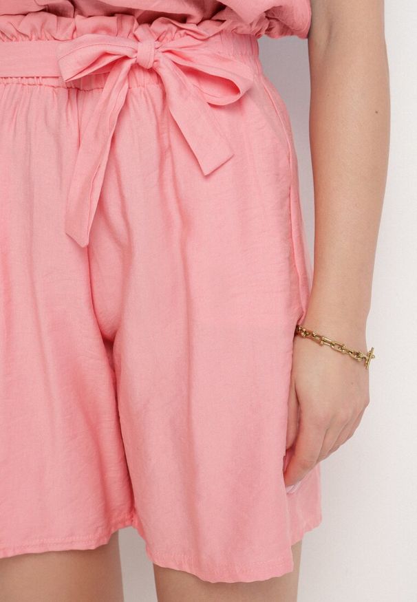 Born2be - Różowe Wiskozowe Szorty z Wysokim Stanem i Paskiem Lumovelle. Okazja: na co dzień. Stan: podwyższony. Kolor: różowy. Materiał: wiskoza. Styl: casual, elegancki