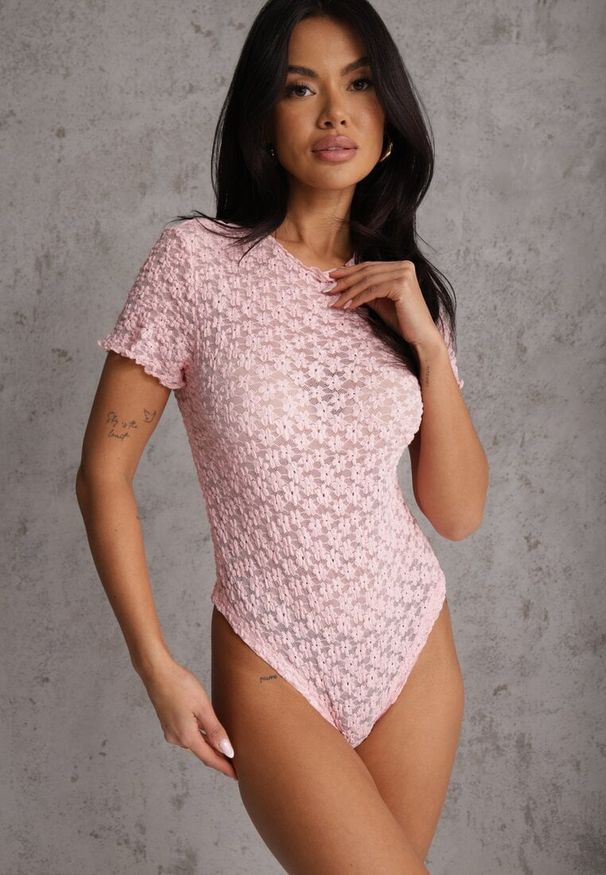 Renee - Różowe Body z Koronki z Krótkim Rękawem Dorilie. Okazja: na co dzień. Kolor: różowy. Materiał: koronka. Długość rękawa: krótki rękaw. Długość: krótkie. Wzór: koronka. Styl: casual, elegancki