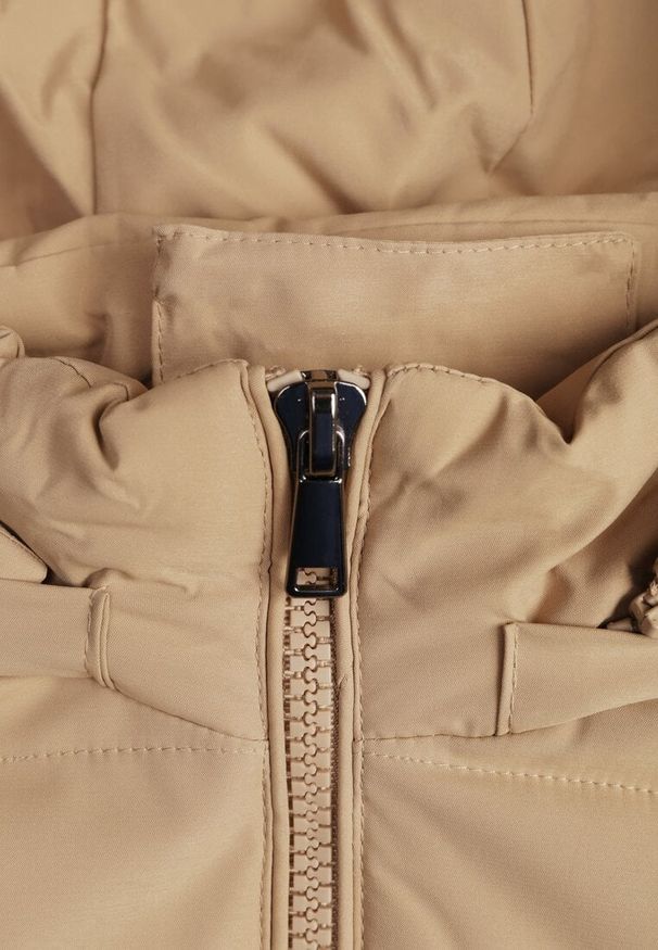 Renee - Jasnobeżowa Kamizelka Pikowana Zapinana na Suwak Ozdobiona Kapturem i Sznurkami Finaria. Okazja: na co dzień. Kolor: beżowy. Materiał: jeans. Wzór: aplikacja. Styl: casual, elegancki