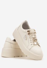 Born2be - Beżowe Sneakersy na Grubej Podeszwie ze Skóry Naturalnej z Trójkątną Ozdobą Dollassea. Okazja: na co dzień. Kolor: beżowy. Materiał: skóra. Wzór: aplikacja #3