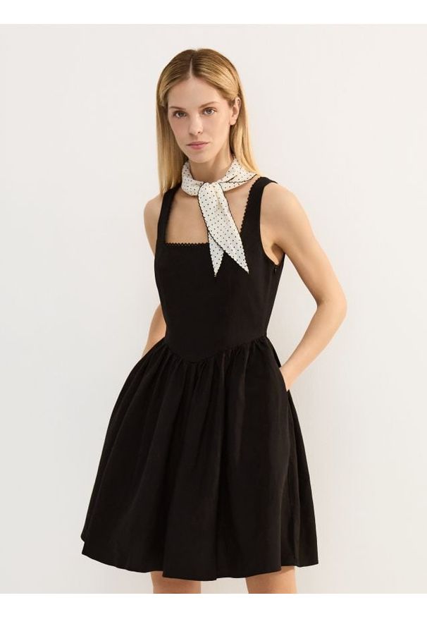 Reserved - Wiskozowa sukienka z dodatkiem lnu - czarny. Kolor: czarny. Materiał: wiskoza, len