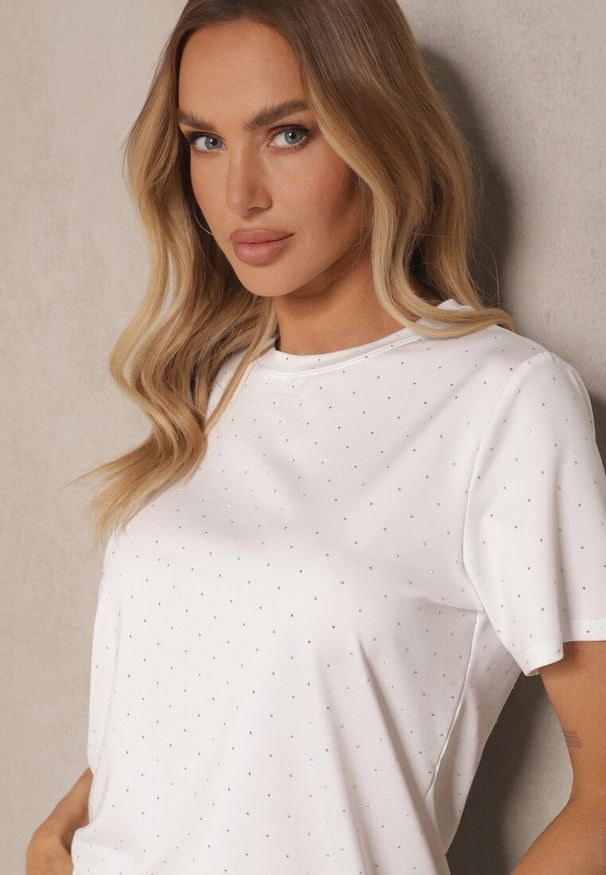 Renee - Biały T-shirt z Wiskozą Ozdobiony Cyrkoniami Sanelisea. Okazja: na co dzień. Kolor: biały. Materiał: wiskoza. Wzór: aplikacja. Sezon: wiosna, lato. Styl: casual