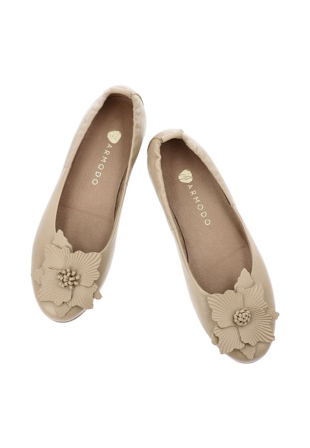 Baleriny damskie Armodo, cholewka ze skóry naturalnej z dekoracyjną aplikacją na przodzie elastyczna konstrukcja ułatwiająca zakładanie oraz płaska p. Okazja: na co dzień. Kolor: beżowy. Materiał: skóra. Szerokość cholewki: normalna. Wzór: aplikacja. Styl: casual, klasyczny, elegancki