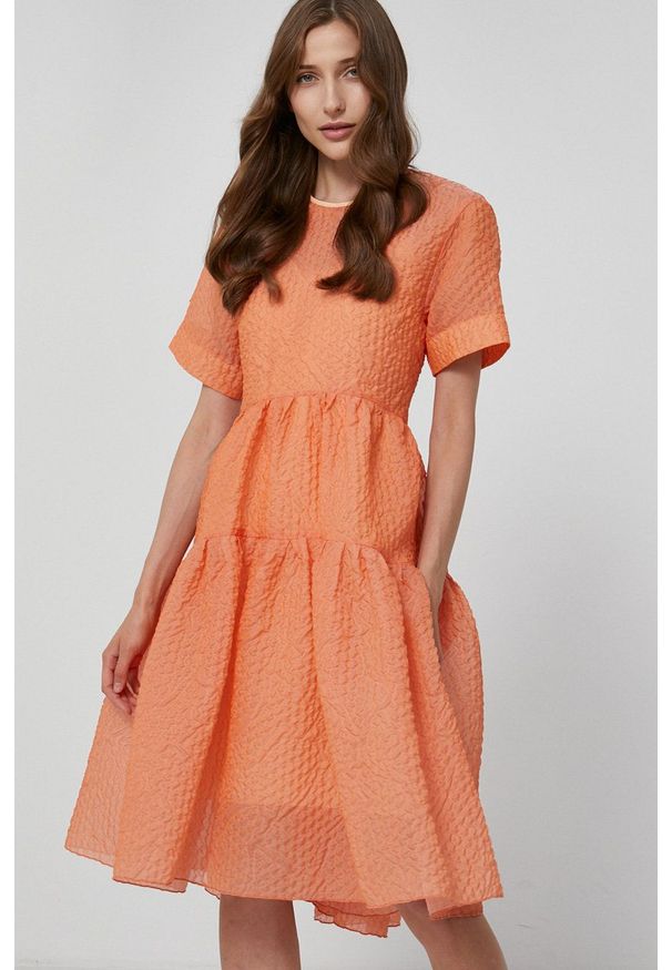 Victoria Victoria Beckham - Sukienka. Kolor: pomarańczowy. Materiał: tkanina. Długość rękawa: krótki rękaw. Typ sukienki: rozkloszowane