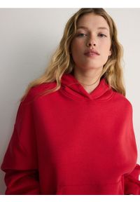 Reserved - Oversizowa bluza z kapturem - czerwony. Typ kołnierza: kaptur. Kolor: czerwony. Materiał: bawełna, dzianina