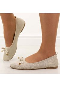 eVento - Beżowe baleriny damskie Evento 9048. Okazja: na co dzień. Kolor: beżowy. Materiał: tkanina. Szerokość cholewki: normalna. Wzór: aplikacja. Sezon: wiosna, lato. Styl: casual, elegancki, klasyczny #1