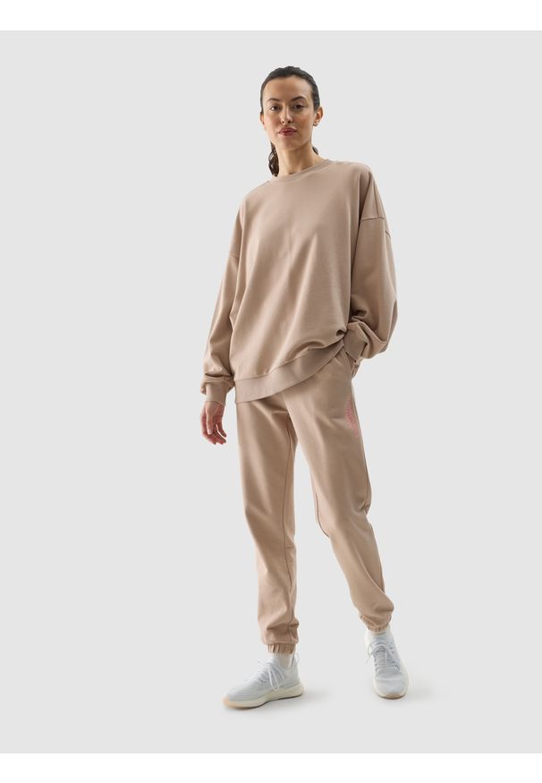 4f - 4F Bluza dresowa oversize nierozpinana bez kaptura damska - beżowa XL. Okazja: na co dzień. Typ kołnierza: bez kaptura. Kolor: beżowy. Materiał: dresówka. Wzór: gładki, nadruk, ze splotem. Styl: sportowy, casual, klasyczny