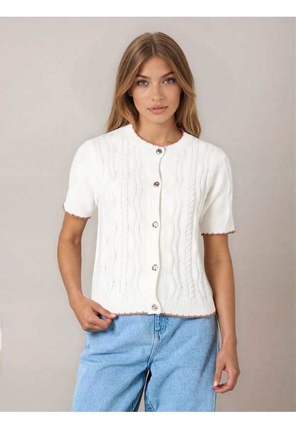 Sinsay - Dzianinowy kardigan z krótkim rękawem - kremowy. Kolor: kremowy. Materiał: dzianina. Długość rękawa: krótki rękaw. Długość: krótkie