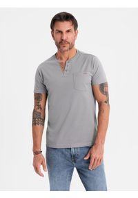 Ombre Clothing - Męski t-shirt z dekoltem na guziki i zamszowym wykończeniem – szary V3. Okazja: na co dzień. Kolor: szary. Materiał: zamsz. Wzór: gładki. Styl: klasyczny, casual