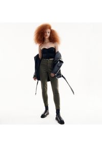 Reserved - Spodnie mom fit - Khaki. Kolor: brązowy #1