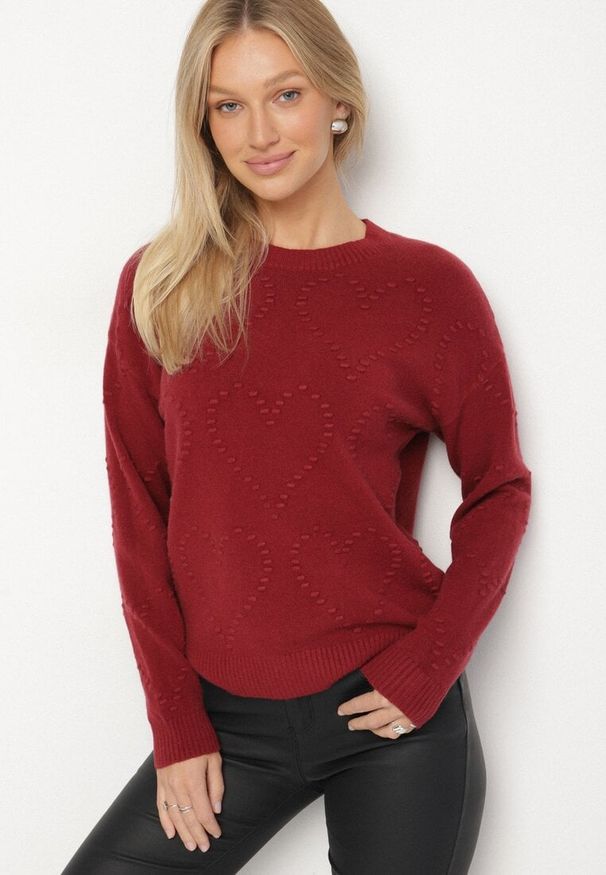 Born2be - Bordowy Sweter Ozdobiony Motywem Serc Unisae. Okazja: na co dzień. Kolor: czerwony. Materiał: jeans. Wzór: aplikacja. Styl: casual
