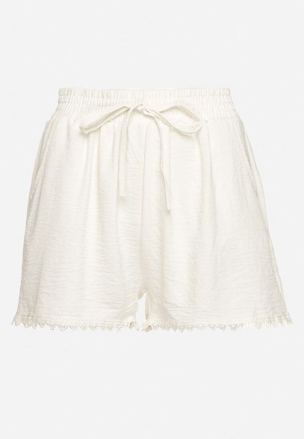 Born2be - Jasnobeżowe Szorty Bermudy z Wiskozą i Bawełną Ozdobione Ażurową Lamówką i Gumką w Pasie Nellianne. Okazja: na spotkanie biznesowe, na co dzień. Kolor: beżowy. Materiał: wiskoza, bawełna. Wzór: aplikacja, ażurowy. Styl: biznesowy, klasyczny, casual