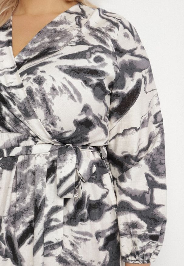 Born2be - Czarna Rozkloszowana Sukienka Kopertowa z Wiskozą w Abstrakcyjny Wzór Dleffia. Okazja: na co dzień. Typ kołnierza: dekolt w serek. Kolekcja: plus size. Kolor: czarny. Materiał: wiskoza. Typ sukienki: kopertowe. Styl: casual, elegancki