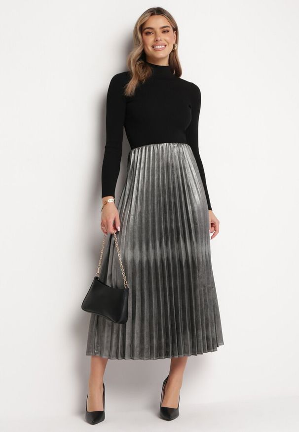Born2be - Srebrna Plisowana Spódnica Midi z Metalicznym Połyskiem Relita. Kolor: srebrny. Materiał: tkanina