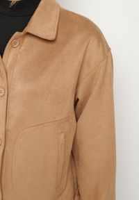 Born2be - Beżowa Koszulowa Kurtka z Imitacji Zamszu z Ozdobnymi Przeszyciami Arenella. Kolor: beżowy. Materiał: zamsz #3