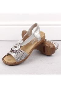 Komfortowe sandały damskie wsuwane z gumką metallic Rieker 60880-90 srebrny. Zapięcie: bez zapięcia. Kolor: srebrny
