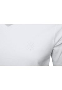 Koszulka Męska (T-Shirt) - Pako Jeans - Biała, Dekolt V-Neck (Serek). Okazja: na co dzień. Kolor: biały. Materiał: bawełna. Styl: casual #3