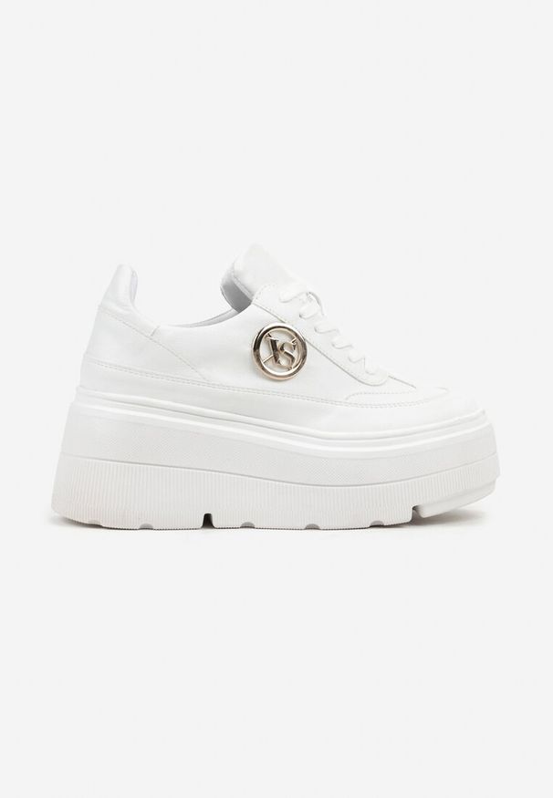 Born2be - Białe Sneakersy Vices na Platformie Zdobione Okrągłą Aplikacją Wodvire. Okazja: na co dzień, na spacer. Nosek buta: okrągły. Kolor: biały. Materiał: jeans. Szerokość cholewki: normalna. Wzór: aplikacja. Obcas: na platformie. Sport: turystyka piesza