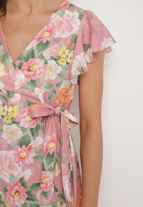 Born2be - Różowa Kwiatowa Sukienka z Kopertowym Dekoltem Atorina. Okazja: do pracy, na co dzień, na spotkanie biznesowe. Typ kołnierza: dekolt kopertowy. Kolor: różowy. Wzór: kwiaty. Typ sukienki: kopertowe. Styl: casual, biznesowy