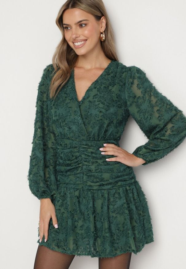 Born2be - Ciemnozielona Koronkowa Sukienka z Kopertowym Dekoltem i Marszczeniami Labisse. Okazja: na co dzień. Typ kołnierza: dekolt kopertowy. Kolor: zielony. Materiał: koronka. Typ sukienki: kopertowe. Styl: casual, klasyczny