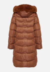 Born2be - Brązowa Pikowana Kurtka Płaszcz za Kolano z Kapturem i Futerkiem Naelora. Okazja: na co dzień, na spacer. Typ kołnierza: kaptur. Kolor: brązowy. Materiał: futro. Styl: klasyczny, casual #5