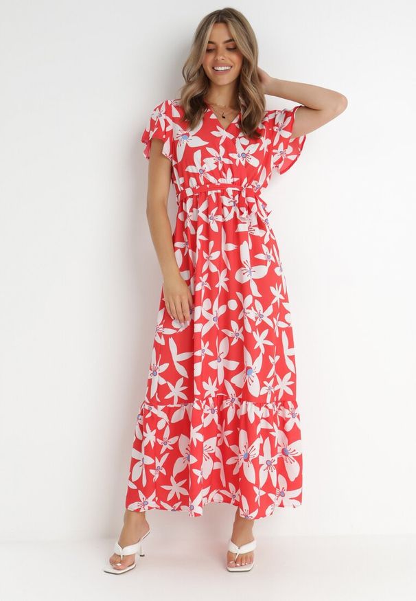 Born2be - Czerwona Sukienka Marrie. Kolor: czerwony. Materiał: materiał. Długość rękawa: krótki rękaw. Wzór: kwiaty. Sezon: lato. Typ sukienki: kopertowe. Długość: maxi
