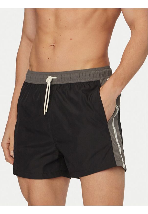 EA7 Emporio Armani Szorty kąpielowe 7M001679 AF21070 MC429 Czarny Regular Fit. Kolor: czarny. Materiał: syntetyk