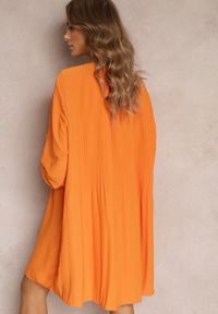 Renee - Pomarańczowa Plisowana Sukienka Mini z Długimi Rękawami Oversize Ticini. Kolor: pomarańczowy. Materiał: tkanina. Długość rękawa: długi rękaw. Sezon: wiosna, jesień. Typ sukienki: oversize. Długość: mini #3